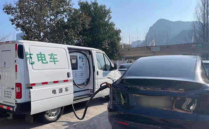 达日汽车搭电